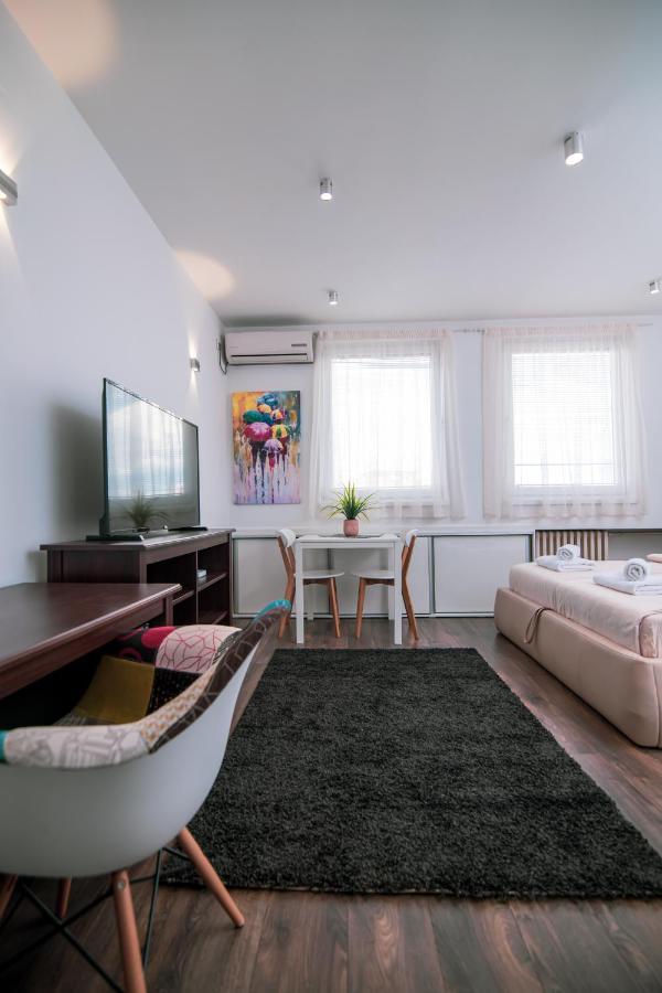 5 Star Central Studio Skopje Ngoại thất bức ảnh